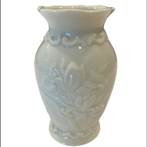 Vintage Porcelain Vase Cream Flower Lillies on Face Scalloped Detail Nec… - Picture 4 of 13